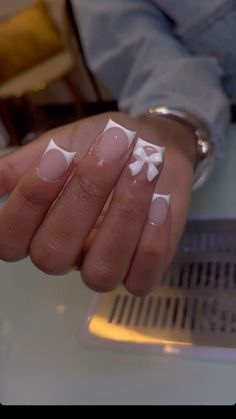 Short Cute Nail Ideas, Short Nail Designs White, White Short Acrylic Nails, White Birthday Nails, Nail Designs Short, Classy Nail