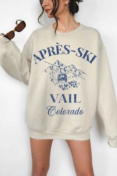 APRES SKI VAIL COLORADO OVERSIZED SWEATSHIRTPREMIUM COTTONOVERSIZED FIT Beige Graphic Print Top For Winter, Winter Graphic Print Cream Tops, Winter Cream Tops With Graphic Print, Winter Cream Graphic Print Tops, Cool Winter Streetwear Tops, Cool Winter Tops For Streetwear, Sporty Cream Tops For Winter, Casual Outdoor Sweater Relaxed Fit, Casual Outdoor Sweater With Relaxed Fit