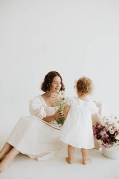 Daughter First Birthday, Mothers Day Photoshoot, Mother And Child Pictures, Mommy And Me Poses, Bed Poses, Mommy Daughter Photoshoot, Family Photo Studio, Mother Baby Photography, Boho Mother