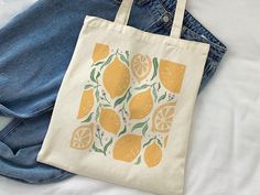 Summer Tote Bag Design, Mobile Bookshop, Canvas Tote Bag Painting, Lemon Tote Bag, Lemon Canvas, Painting Tote Bags, Aesthetic Lemon, Toto Bag, Tote Bag Painting