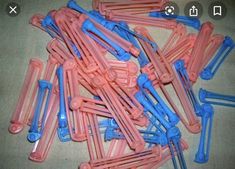 a pile of pink and blue plastic clothes pins