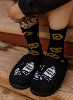 These 'Dead Tired' slippers are fun and comfy with a fleece (100% polyester) upper and black TPR sole. These slippers feature our coffee centric 'Dead Tired' artwork embroidered across the fronts. They can be washed by hand or machine. Sizing: S (39-40) US Womens 6/7 - US Mens 5/6 M (41-42) US Womens 8/9 - US Mens 7/8 L (43-44) US Womens 10/11 - US Mens 9/10 XL (45-46) US Womens 12/13 - US Mens 11/12 * If you're in between sizes, order a size up! Comfy Slippers, Slippers, Coffee, Closet, Quick Saves, Black