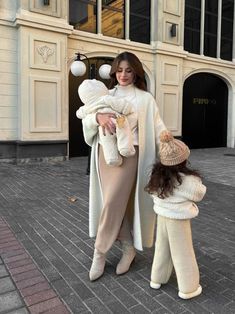 Rich Mother Outfit, Classy Mom Outfits, Mom Daughter Photography, Mommy Daughter Pictures, Woman In Suit, Baby Tumblr, Luxury Lifestyle Fashion, Family Look