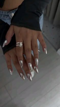 Nails And Rings, Nagellack Trends, Chrome Nails Designs, Metallic Nails, Silver Nails, Funky Nails, Chic Nails, Nail Arts