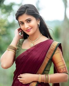 Saree Kerala, Girl In Saree, Maroon Dupatta, Desi Things, Female Portrait Poses, Half Sarees, Light Olive Green, Bollywood Hairstyles, Italian Women