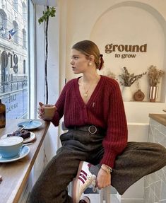 Burgundy Cardigan Outfit, Fall Business Casual Outfits, Adidas Samba Outfit, Samba Outfit, Burgundy Outfit, Skandinavian Fashion, Street Style Parisian, Cardigan Style, Cardigan Outfits