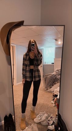 Basic Clothes For Winter, Flannel Outfits With Flare Leggings, Outfit Inspired For Winter, Flannel And Flare Leggings, Preppy Flannel Outfits, Lazy Flannel Outfits, Fall Outfits With Flannels, School Outfits Flannel, Cute Outfits With Leggings For Winter