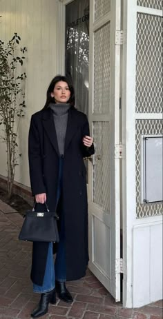 European Winter Outfits Classy, Classy Coat Outfit, Want To Dress Like This, Winter Model Outfit, Oxford Winter Outfit, Winter Outfits For Europe Trip, Long Navy Coat Outfits, Nancy Meyers Aesthetic Fashion, Italian Outfits Women Winter