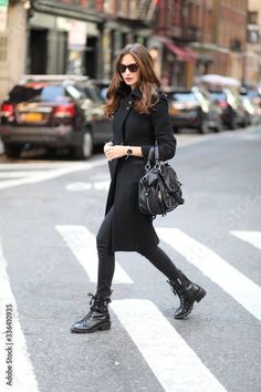 Stock Image: A woman in total black is walking down in New York street. Black coat, bag, jeans, boots, sunglasses Photographer Outfit, Bag Jeans, Coats Fashion, Anti Fashion, Jeans Boots, Fashion Influencer, Total Black, Urban Street Style, Fashion Board