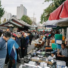 many people are shopping at an outdoor market