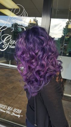 Curly Violet Hair, Hairdye Inspo Curly Hair, Purple And Black Curly Hair, Dyed Curly Hair Ideas Colour Purple, Curly Hair Color Ideas Purple, Purple Highlights Curly Hair, Lavender Curly Hair, Purple Hair Curly, Purple Wavy Hair