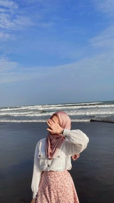 Beach Hijab, Beach Photo Inspiration, Rok Outfit, Ootd Poses, Fairy Outfit, Muslim Fashion Hijab Outfits, Hijab Style Casual, Stylish Photo Pose, Everyday Fashion Outfits