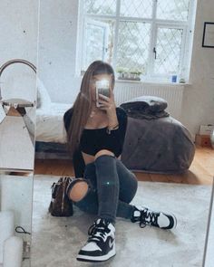 Jordan 1 Outfit Ideas Women, High Dunks Outfit Woman, Womens Nike Outfits, Jordan Retro 1 Outfits Women, Outfits Con Tenis Nike, Outfits Con Jordan Mujer, Hommes Grunge, Nike Jordan Outfit, Dunks Outfit Woman