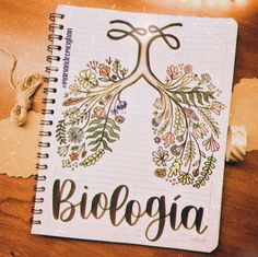 a notebook with the word biologia written on it