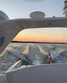 the back end of a boat traveling across water