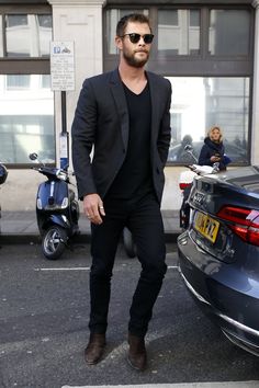 Chris Hemsworth shows you how it's done. Dress Pants With Sneakers Men Outfit, Tech Casual Outfit Men, Tim Outfits, Black Blazer With Jeans, Jeans Blazer Outfit, How To Wear Blazers, Stil Masculin, Mens Blazers, Don Pedro