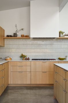 Australian Minimalist Ground-Up — cathie hong interiors Australian Modern Interior, Minimal Kitchen Decor, Work Kitchen, Scandinavian Kitchens, White Oak Kitchen, Minimal Kitchen, Minimalist Kitchen Design, Mid Century Modern Kitchen