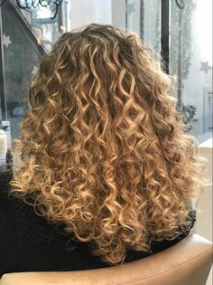 Honey Highlights Curly Hair, Honey Blonde Balayage Curly Hair, Honey Blonde Highlights Curly Hair, Honey Brown Curly Hair, Curly Blonde Highlights, Curly Hair Blonde Highlights