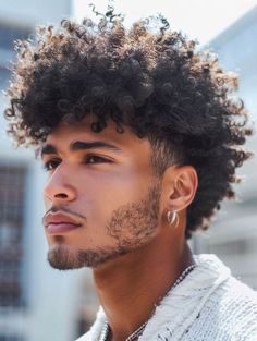 Tendências de Cortes de Cabelo Masculino Para 2025: Os 20 Melhores Estilos Para Todos os Tipos de Cabelo! | New Old Man - N.O.M Blog Curly Hair Afro Men, Curly Hair Men Haircut Black, Mens Afro Hairstyles, Drop Fade Curly Hair, Coily Haircuts, Poc Hairstyles Male, Black Men Curly Hairstyles, Black Men Hair