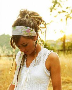 Liking the idea of having a few dreads twined with some yarn in my hair. Unique Stile Hippie Chic, Pretty Dreads, Dreads Styles, Bohemian Hairstyles, Mode Boho, Hairstyles Long, Beauty And Fashion, Up Girl, Hair Dos