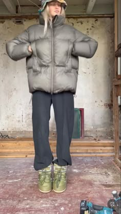 Moon Boot Outfit, Big Pant, Big Jacket, Ski Fits, Blazer Street Style, Winter Boots Outfits, Cold Fits