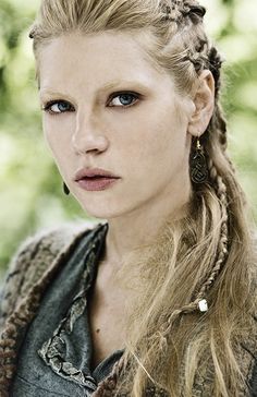 Vasyelisa, the "Lady" Knight. Vikings Hair, Katheryn Winnick Vikings, Lagertha Lothbrok, Lagertha Vikings, Lagertha Hair, Vikings Lagertha, Viking Braids, Vikings Tv Show, Katheryn Winnick