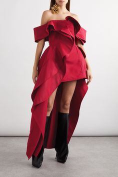 It might not be obvious at first glance, but Alexander McQueen's dress is modeled on a deconstructed trench coat. Cut from red faille, it has an off-the-shoulder neckline traced with voluminous ruffles that trail down the front to a floor-grazing hem. The bodice is boned, so it comfortably stays in place, while the generous back split nods to the original inspiration. Sculpted Arms, Alexander Mcqueen Dresses, Designer Maxi Dress, Queen Dress, Red Gowns, Top Design Fashion, Matthew Williamson, Sweetheart Neck, Mr Porter