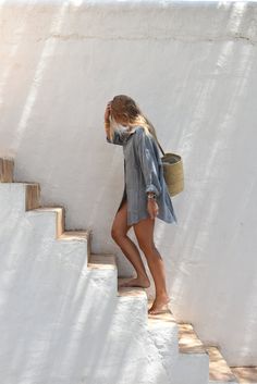 The Palma Shirt // Yoli Linen Beach Outfits, Linen Button Down Shirt Women, 2024 Photoshoot, Long Sleeve Linen Shirt, Blue Linen Shirt, Oversized Long Sleeve, Linen Tunic, Pool Accessories, Beach Photoshoot