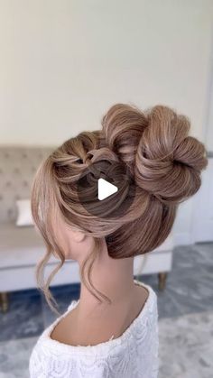 Sandra Monzon-Atlanta Ga Bridal Hairstylist on Instagram: "High updo hair inspiration for today😍
I hope you’re having a wonderful day 🫶🏽
@sandimonzon #sandimonzon

Mannequin, hair elastic and bobby-pins from my shop 🛒

Thank you all for the continuing support 🫶🏽🙏🏽

#sandimonzonshop #peinadosparabodas #penadosparafiestas #windergahairstylist #weddinghairinspo #specialeventhairstylist" High Bridal Hair, 2024 Wedding Hair Updo, Wedding Guest Hairstyles With Fascinator, Girls Updos For Wedding, Hairdo Wedding Bridesmaid, Easy Hair Updos For Beginners, Mannequin Hair, Girls Updo, High Updo