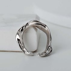 Hii Irregular Convex 925 Sterling Silver Claw Band Ring kwa Wanawake ni crafted na maelezo ya ajabu.  Pete ya fedha ya 925 sterling ina sura ya kuvutia na isiyo ya kawaida ya convex na mpangilio kama wa claw ambao unaongeza cheche na uzuri kwenye kipande.  Nyongeza ya kipekee na maridadi kwa WARDROBE yoyote.
 Maelezo ya Bidhaa

Nyenzo: 925 Fedha
Rangi: 18K Dhahabu / Dhahabu Nyeupe Iliyobandikwa
Ukubwa: Ukubwa wa Ufunguzi wa Amerika 6.25 (ukubwa unaoweza kubadilishwa 5.5-7.5)
Uzito: kuhusu 4.3-4. Blood Diamond, Creating Jewelry, Blue Zircon, Gold Plated Jewelry, Pure Silver, 925 Sterling Silver Ring, Band Ring, Lab Grown Diamonds, Band Rings