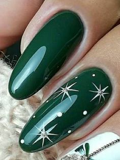 Gel Manicure Designs, Festive Holiday Nails, Gold Accent Nail, Prom Nails Silver, Silver Nail Art, Green Acrylic Nails, Green Nail Art, White And Silver Nails, Chrome Nails Designs