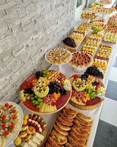 Birthday Buffet Ideas Food, Birthday Snack Ideas, Vegetarian Wedding, Hotel Breakfast Buffet, Fruit Buffet, Birthday Snacks, Food Decor