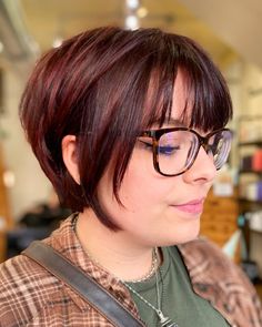 Stunning Choppy Bixie with Bangs Future Glasses, Long Pixie Bob, Inverted Bob Haircuts, Hairstyles Pictures, Pixie Bob Haircut, Golden Blonde Hair, Hair Adviser, Bob Hairstyles With Bangs, Bob Haircut With Bangs