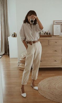 Ya que el home office va para largo, aquí te traigo algunas ideas de outfits cómodos que puedes utilizar para trabajar desde tu casa. Work From Home Outfit Ideas, Pajamas Winter, Pajamas Summer, Summer Office Outfits, Work From Home Outfit, Chique Outfit, Office Casual Outfit, Homewear Fashion, Women Pajamas