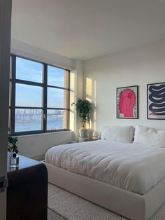 Bright Minimalist Bedroom, Cozy New York Apartment Bedroom, Cute Bedroom Ideas Simple, Rearranging Bedroom Ideas Layout, Cool Apartment Bedroom, Paige Lorenze Bedroom, City Bedroom Ideas, High Rise Apartment Bedroom, Cool Apartment Aesthetic