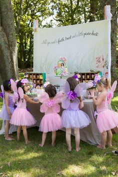 You seriously need to click the link! The tables and decorating are gorgeous! I'd love to have a party like this! Alas, my birthday is in winter, haha. 4de Verjaardag, Fairy Princess Party, Woodland Fairy Party, Fairy Theme Party, Fairy Costumes, Purple Fairy, Tinkerbell Party