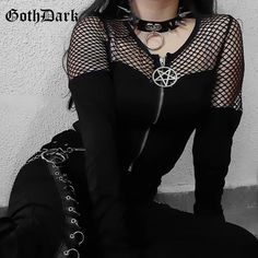 Gothic Crop Tops, Rave Fits, Fits Ideas, Alt Clothes, Girl Punk, Gothic Tops, Streetwear Fall, Style Gothic, Black Grunge