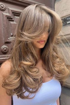 Old Money Blonde Curly Hair, Cool Medium Blonde Hair, Hair Curling Tips, Hairstyles For Layered Hair, Haircuts For Wavy Hair, Blonde Hair Inspiration, Hair Stylies