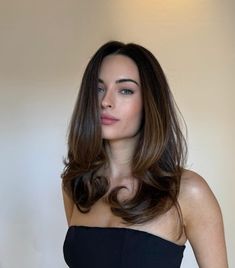 Dark Summer Hair Color, Dark Summer Hair, Brunette Hair Pale Skin, Hair Color Trends For Brunettes, Brown Hair Pale Skin, Woman Mullet, Pale Skin Hair Color, Sun Kissed Highlights, Hair Pale Skin