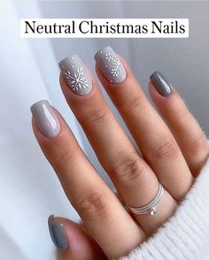 Grey Christmas Nails, Unghie Sfumate, Christmas Gel Nails, Snowflake Nails, Cute Gel Nails, Christmas Nails Acrylic, Short Acrylic Nails Designs, New Year's Nails, Dipped Nails