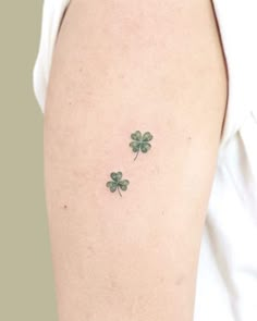 three leaf clover tattoo on the left thigh