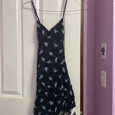 New Without Tag I Never Wore It, No Flaw I’m 5’2 And Looks Like This Hangs Right Around Middle Of Thigh. Super Cute Mini Dress! Forever 21 Black Floral Print Dress, Forever 21 Fitted V-neck Midi Dress, Forever 21 Black Dress For Brunch, Forever 21 Fitted Midi Summer Dress, Forever 21 Casual V-neck Midi Dress, Forever 21 Black Spring Dress, Forever 21 Black Dress For Spring, Forever 21 Fitted Midi Dress For Brunch, Forever 21 Casual Fitted Midi Dress