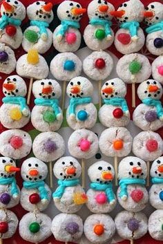 there are many snowmen made out of marshmallows