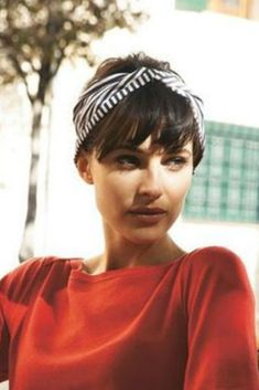 Un headband façon foulard sur cheveux courts Shaved Pixie Cut, Black Pixie Cut, Shaved Pixie, Headbands For Short Hair, Super Short Haircuts, Short Bobs With Bangs, Pixie Cut Styles, Pixie Cut With Bangs, Layered Bob Hairstyles