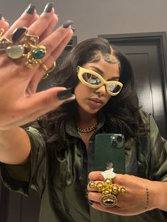 Maximalism Jewelry, Nonchalant Aesthetic, Sunglasses Photoshoot, Maximalism Fashion, Maximalist Jewelry, Dope Jewelry Accessories, Mode Tips, Mode Hippie, Shotting Photo