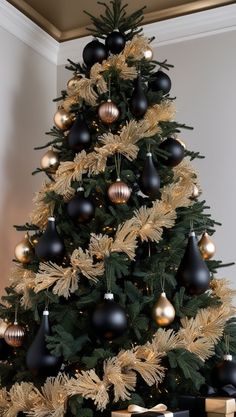 Bottom Of Christmas Tree Ideas, Decor Christmas Ideas, Neutral Christmas Decor Ideas, Outdoor Christmas Decoration Ideas, Christmas Tree Decoration Ideas, Different Christmas Trees, Elegant Christmas Tree Decorations, Luxury Christmas Decor, Christmas Tree Inspo