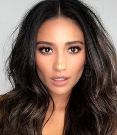 Shay Mitchell Makeup, Shay Mitchell Hair, Patrick Ta, Glow Skin, Shay Mitchell, Facepaint, Maquillaje Natural, Beauty Ideas