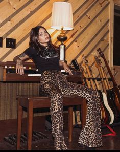 Glam Rock Style, Rocker Chic Style, Rocker Outfit, Chique Outfit, 70s Inspired Fashion, Leopard Print Pants, Rock Outfit, Pastel Outfit, Rock Outfits