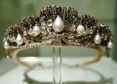 Mellerio Shell Tiara  The tiara represents a wave with pearls, thus being known as the Shell tiara. It is made with dangling pear-shaped pearls and diamonds that tilt with the movement of the wearer. It used to have a diamond drop hanging in the middle, but Queen Sofía has not used the tiara that way in years. Shell Tiara, Royal Crown Jewels, Magnificent Jewels, Royal Crowns, Pearl Tiara, Beautiful Tiaras, Royal Tiaras, Family Jewels, Royal Jewels