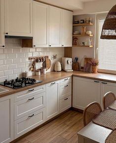 In case you have a limitation and can only have a small space left for the kitchen, you should make sure that you focus on the function first before the others while decorating the kitchen. Ground Level, Inspire Me Home Decor, 아파트 인테리어, Simple Kitchen, Interior Modern, Kitchen Trends